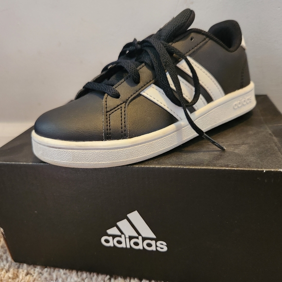 Kids black and white size 12 adidas sneakers - Picture 4 of 6